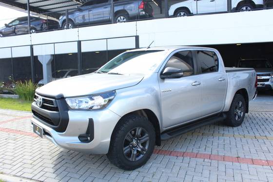 TOYOTA HILUX 2.8 D-4D TURBO DIESEL CD SR 4X4 AUTOMÁTICO